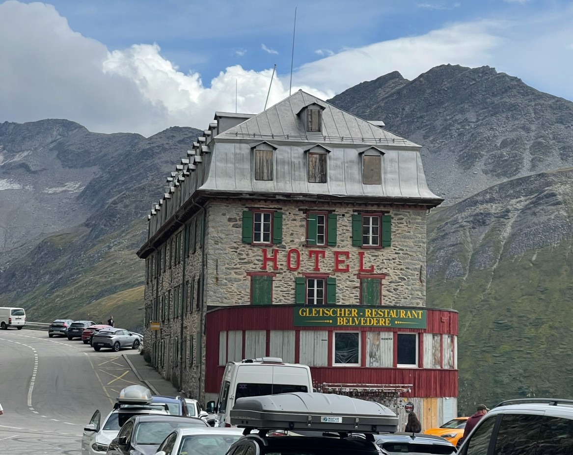 Das Hotel Belvedere mitten in der Kehre zum Furkapass zs 12