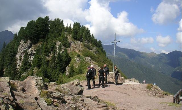 Transalper am Gipfelkreuz des Manghen-Passes Transalper am Gipfelkreuz des Manghen-Passes