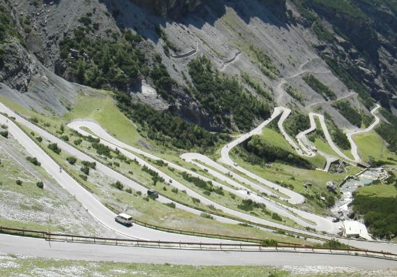 Weniger berühmte Westseite vom Stilfser Joch - kann sich doch auch sehen lassen. Weniger berühmte Westseite vom Stilfser Joch - kann sich doch auch sehen lassen.